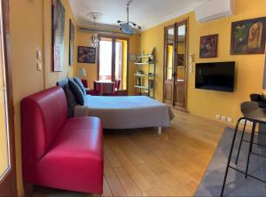 a living room with a bed and a couch at Lumières à Collioure in Collioure