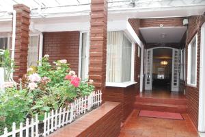 eine Veranda eines Hauses mit Blumen darauf in der Unterkunft Hotel Casa Rincón del Chicó in Bogotá