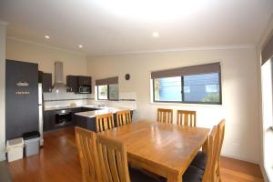 Una cocina y un comedor con mesa y sillas de madera. en Boronia 6 30 Nettin Circuit, en Jindabyne 10 fotos más