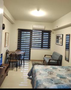 Giường trong phòng chung tại Unit A-1008 Style Residences +3 ảnh