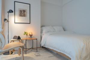 Postelja oz. postelje v sobi nastanitve SHIKA HOME 横滨中华街 高级公寓 适合家庭 多人 Luxury Family Living near Chinatown キッチン完備 家族やグループに落ち着きある空間