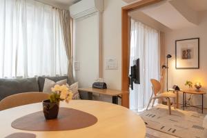 TV in/ali zabaviščno središče v nastanitvi SHIKA HOME 横滨中华街 高级公寓 适合家庭 多人 Luxury Family Living near Chinatown キッチン完備 家族やグループに落ち着きある空間