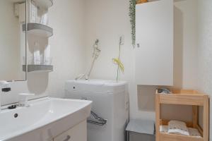 Kopalnica v nastanitvi SHIKA HOME 横滨中华街 高级公寓 适合家庭 多人 Luxury Family Living near Chinatown キッチン完備 家族やグループに落ち着きある空間