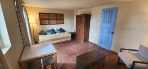 a bedroom with a bed with blue pillows at Linda casita en Zapallar con vista al mar in Isla Liles