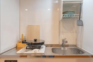 Kuhinja oz. manjša kuhinja v nastanitvi SHIKA HOME 横滨中华街 高级公寓 适合家庭 多人 Luxury Family Living near Chinatown キッチン完備 家族やグループに落ち着きある空間