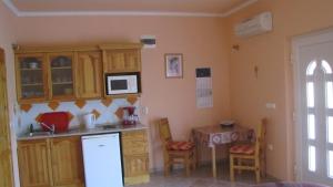 Kuchyňa alebo kuchynka v ubytovaní Alsóhegyi Apartmanok