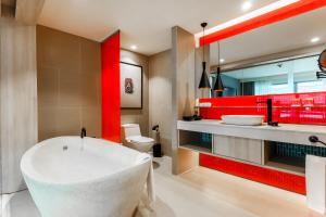Koupelna v ubytování Radisson RED Phuket Patong Beach