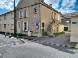 un vecchio edificio in mattoni sul lato di una strada di Studio proche mer à Saint-Aubin-sur-Mer - FR-1-746-32 a Saint-Aubin-sur-Mer