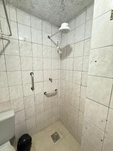 un baño con ducha y WC en Pie en la arena Playa de Ocean IV, en Samaritá