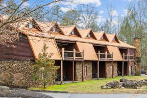 een groot huis met een dak bij Beautiful Lofted Condo, Centrally Located in Gatlinburg