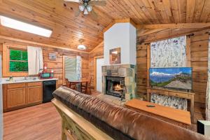 Køkken eller tekøkken på Romantic Cabin, Hot Tub, WiFi, Fireplace + 27 billeder