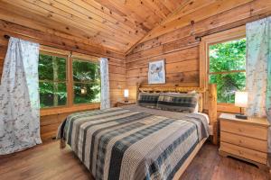 En eller flere senge i et værelse på Romantic Cabin, Hot Tub, WiFi, Fireplace