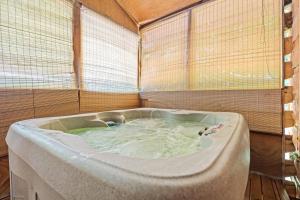 Billede fra billedgalleriet på Romantic Cabin, Hot Tub, WiFi, Fireplace i Sevierville