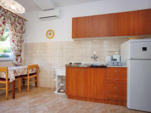 Kuchyňa alebo kuchynka v ubytovaní Beachfront Cozy Krk Apartment with Balcony - One Bedroom Apartment with Balcony + 7 fotografií