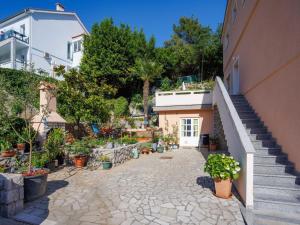 Vonkajšia záhrada v ubytovaní Beachfront Cozy Krk Apartment with Balcony - One Bedroom Apartment with Balcony