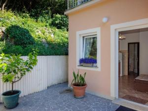 Vonkajšia záhrada v ubytovaní Beachfront Cozy Krk Apartment with Balcony - One Bedroom Apartment with Balcony