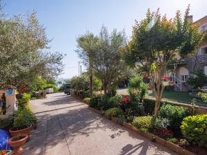 Vonkajšia záhrada v ubytovaní Beachfront Cozy Krk Apartment with Balcony - One Bedroom Apartment with Balcony