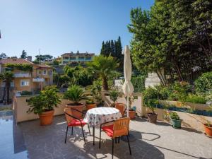 Vonkajšia záhrada v ubytovaní Beachfront Cozy Krk Apartment with Balcony - One Bedroom Apartment with Balcony