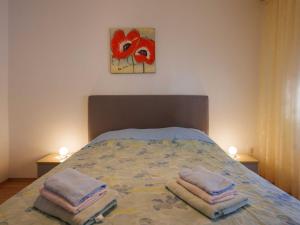 Posteľ alebo postele v izbe v ubytovaní Beachfront Cozy Krk Apartment with Balcony - One Bedroom Apartment with Balcony