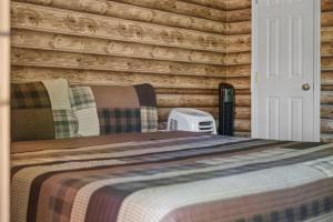 Una cama o camas en una habitación de Secluded Nature Views, Hot Tub, WiFi, King Bed, Fireplace