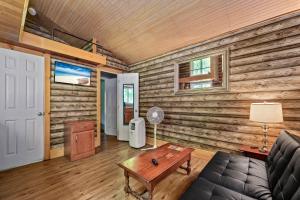 Un lugar para sentarse en Secluded Nature Views, Hot Tub, WiFi, King Bed, Fireplace