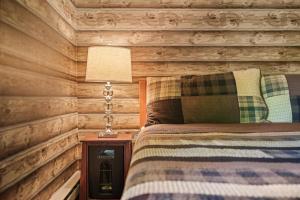 Una cama o camas en una habitación de Secluded Nature Views, Hot Tub, WiFi, King Bed, Fireplace 35 fotos más