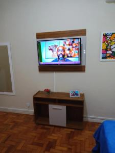 Un televisor de pantalla plana colgado en una pared blanca en Kitnet na Princesa Isabel no 10 andar, en Río de Janeiro