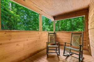 Fotografie z fotogalerie ubytování Pet-Friendly Cabin, In-Room Jacuzzi, King Bed, WiFi v destinaci Sevierville