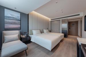 Llit o llits en una habitació de Atour X Hotel Xiamen Gaoqi Airport Huli Innovation Park Metro Station
