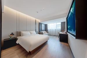 Llit o llits en una habitació de Atour X Hotel Xiamen Gaoqi Airport Huli Innovation Park Metro Station