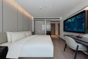 Llit o llits en una habitació de Atour X Hotel Xiamen Gaoqi Airport Huli Innovation Park Metro Station