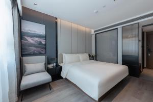 Llit o llits en una habitació de Atour X Hotel Xiamen Gaoqi Airport Huli Innovation Park Metro Station