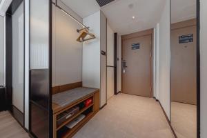 Llit o llits en una habitació de Atour X Hotel Xiamen Gaoqi Airport Huli Innovation Park Metro Station
