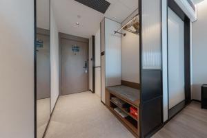 Llit o llits en una habitació de Atour X Hotel Xiamen Gaoqi Airport Huli Innovation Park Metro Station