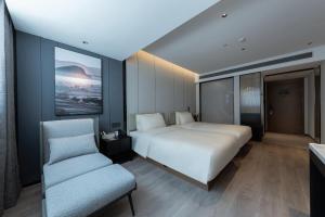 Llit o llits en una habitació de Atour X Hotel Xiamen Gaoqi Airport Huli Innovation Park Metro Station
