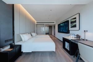 Llit o llits en una habitació de Atour X Hotel Xiamen Gaoqi Airport Huli Innovation Park Metro Station