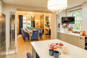 Ruang duduk di Moonstone Villa
