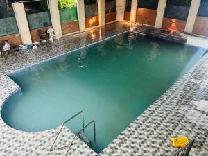 Bazén v ubytování Gaurika Farmhouse nebo v jeho okolí