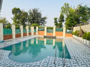 Bazén v ubytování Gaurika Farmhouse nebo v jeho okolí