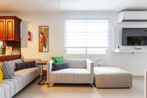 พื้นที่นั่งเล่นของ Hacienda M&B Perfect for Groups, with Pool and Spacious Patio