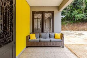 พื้นที่นั่งเล่นของ Hacienda M&B Perfect for Groups, with Pool and Spacious Patio