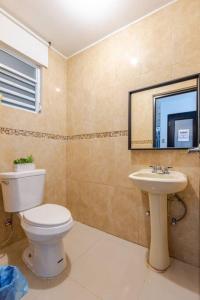 ห้องน้ำของ Hacienda M&B Perfect for Groups, with Pool and Spacious Patio