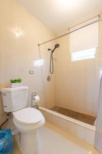 ห้องน้ำของ Hacienda M&B Perfect for Groups, with Pool and Spacious Patio