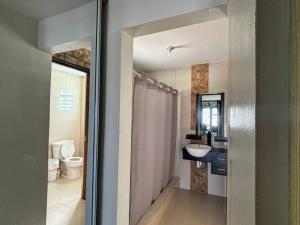 ห้องน้ำของ Hacienda M&B Perfect for Groups, with Pool and Spacious Patio
