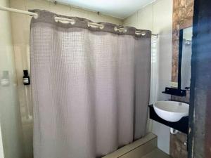ห้องน้ำของ Hacienda M&B Perfect for Groups, with Pool and Spacious Patio