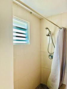 ห้องน้ำของ Hacienda M&B Perfect for Groups, with Pool and Spacious Patio