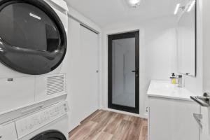 une salle de bain avec un lavabo et une télévision au mur dans l'établissement Pukawa Haven - Pukawa Bay Holiday Home, à Kuratau 21 autres photos