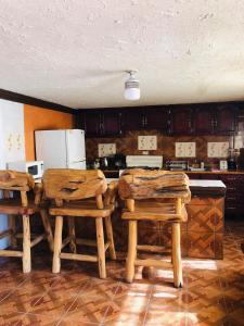 a kitchen with a wooden table and chairs at Mi casita raramuri in Creel