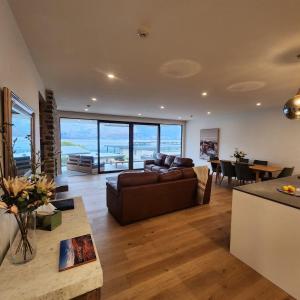 Η κουζίνα ή μικρή κουζίνα στο Lakeside central 3 bdrm Luxury!