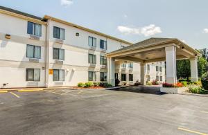 a large white building with a parking lot at Motel 6-Columbia, MO - East in Columbia